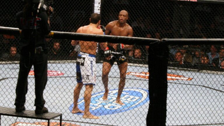 Anderson Silva en acción en el octágono de la UFC — el mejor middlewight de la historia durante su reinado de 2.457 días