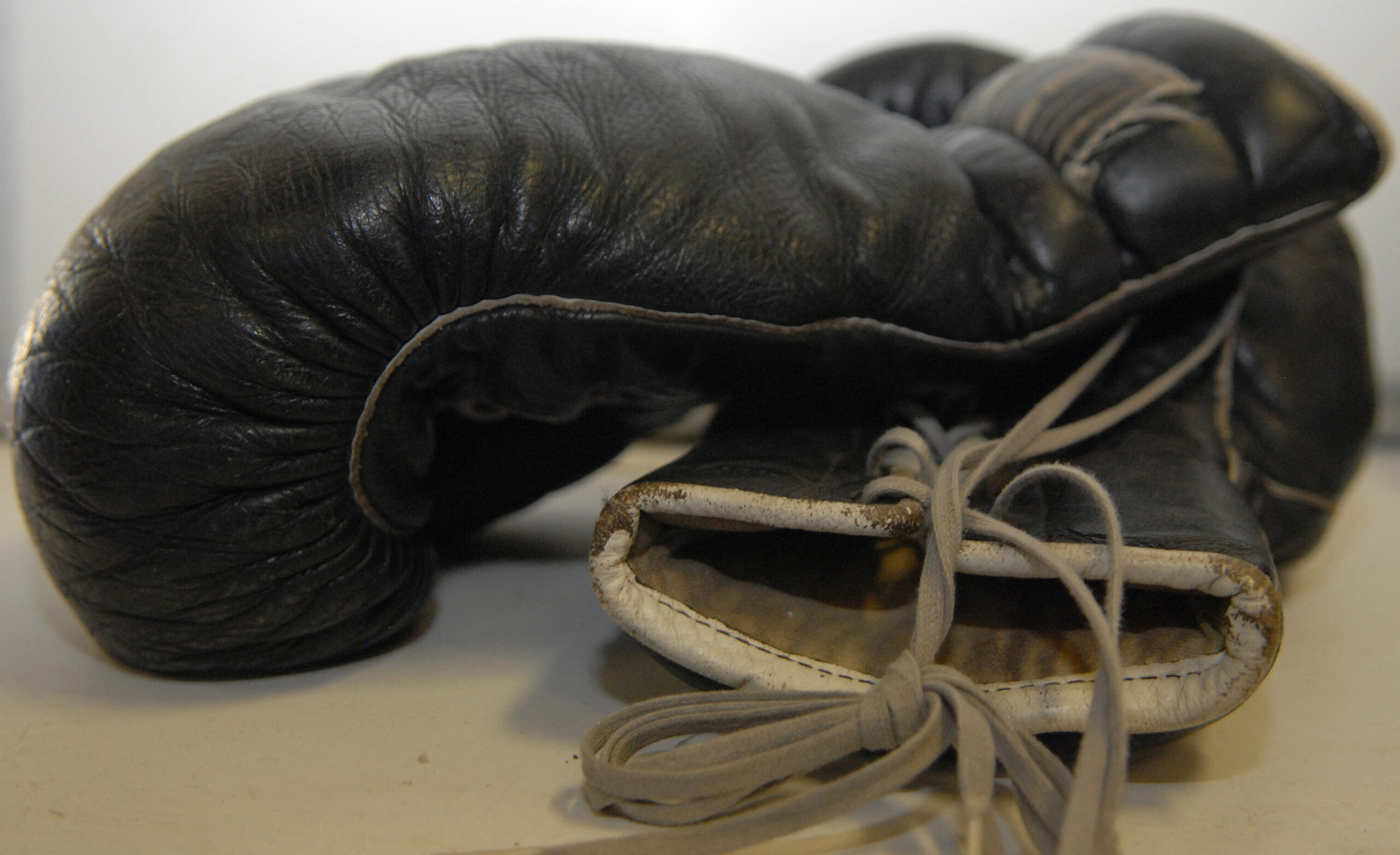 Par de guantes de boxeo negros — guía de limpieza y mantenimiento de guantes MMA