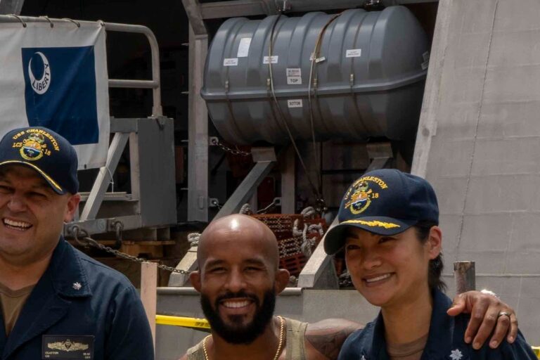 Demetrious Johnson Mighty Mouse en visita a USS Charleston junto a Rich Franklin — UFC Flyweight Champion con 11 defensas de título