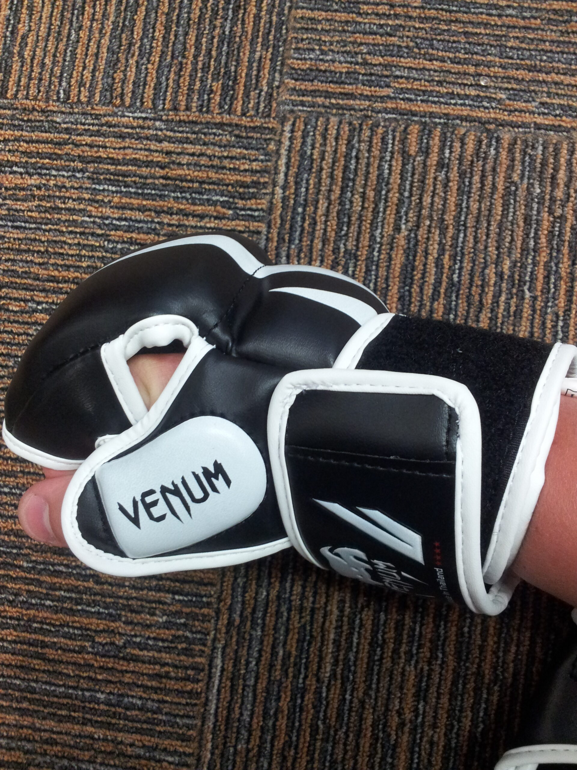 Guantes de MMA de palma abierta, el primer gran cambio de equipo respecto a los guantes de boxeo al empezar a entrenar