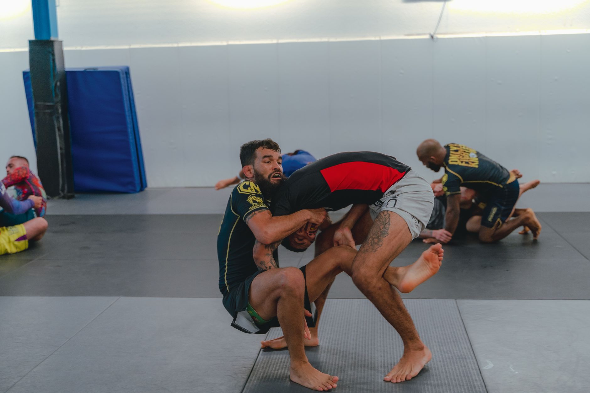 Guía de rashguards de compresión para BJJ y grappling 2026